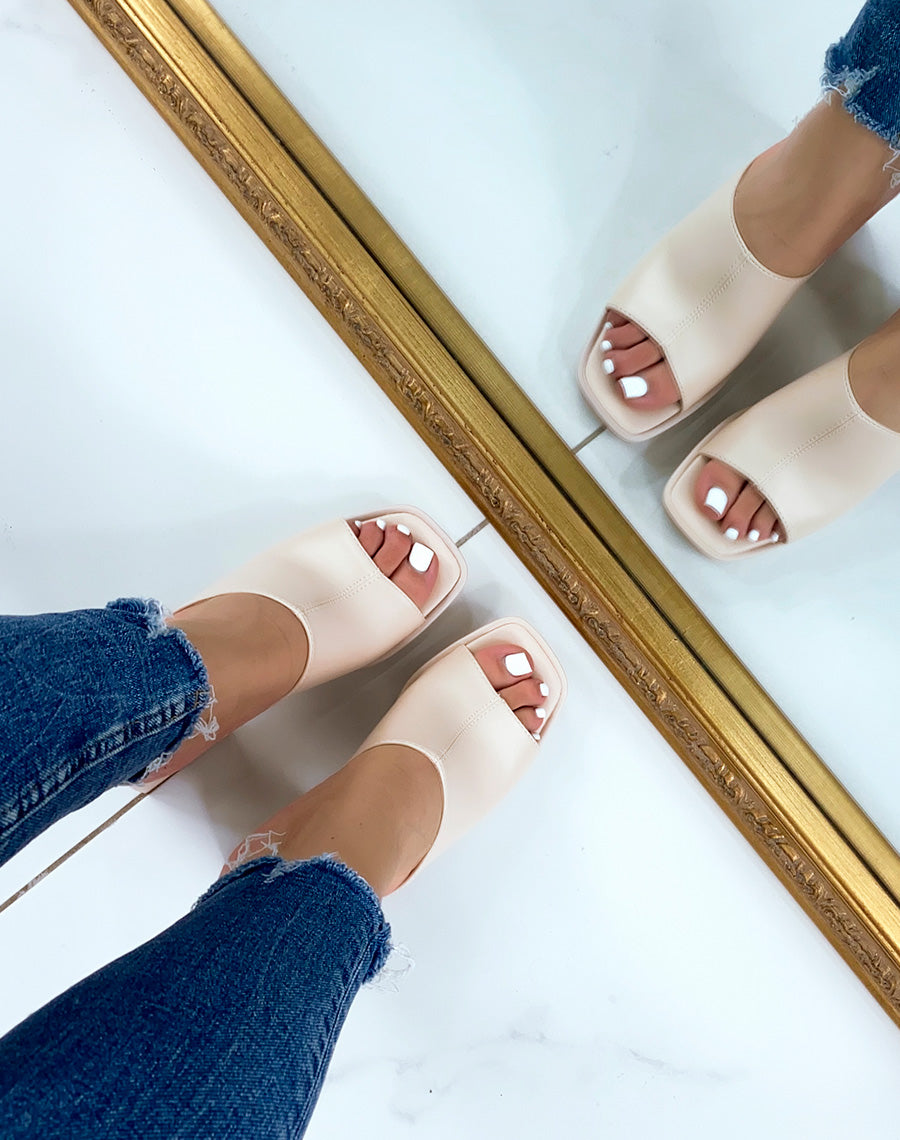 Mules beiges à bride épaisse et talon épais et imposant