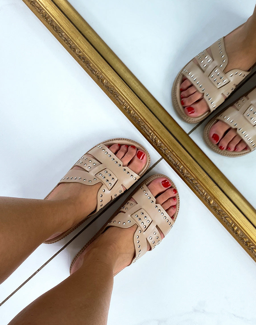 Mules beiges à brides épaisses cloutées