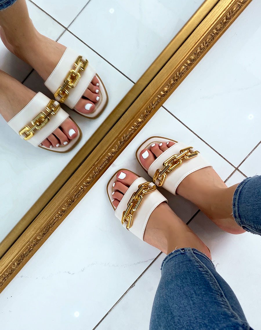 Mules beiges à chaîne dorée