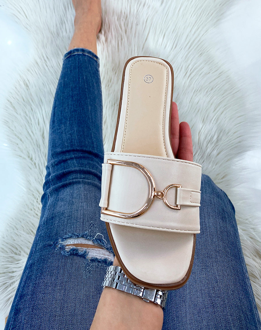 Mules beiges à détail doré