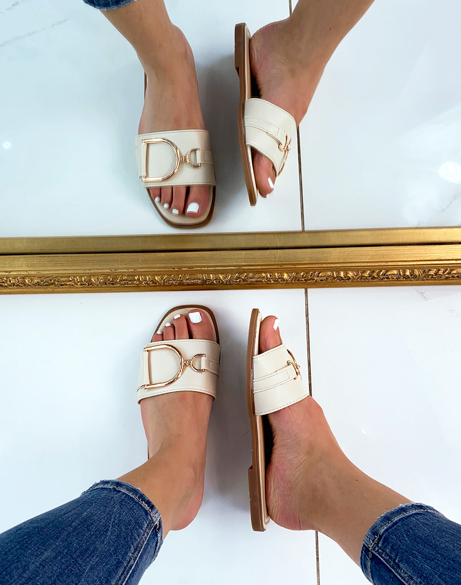 Mules beiges à détail doré