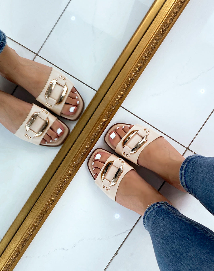 Mules beiges à détail doré