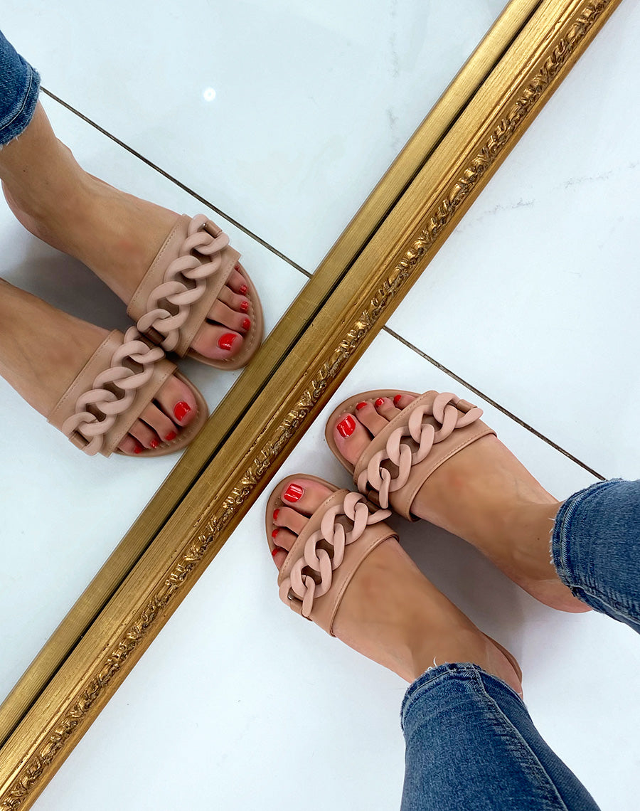 Mules beiges à détail en chaine effet mat