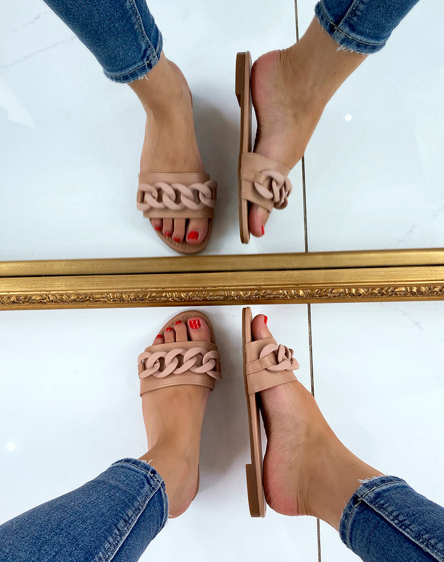 Mules beiges à détail en chaine effet mat