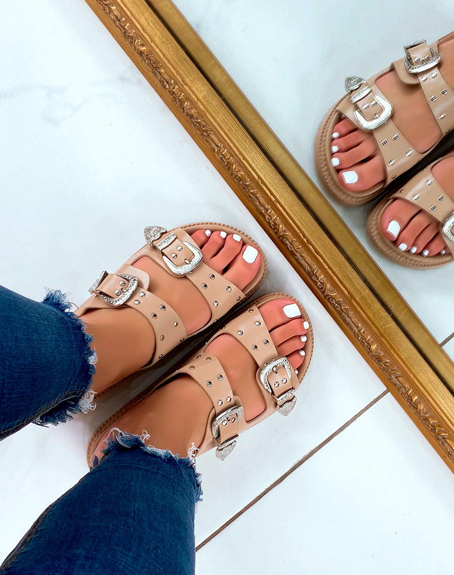 Mules beiges à double bride cloutées et fermoirs argentés