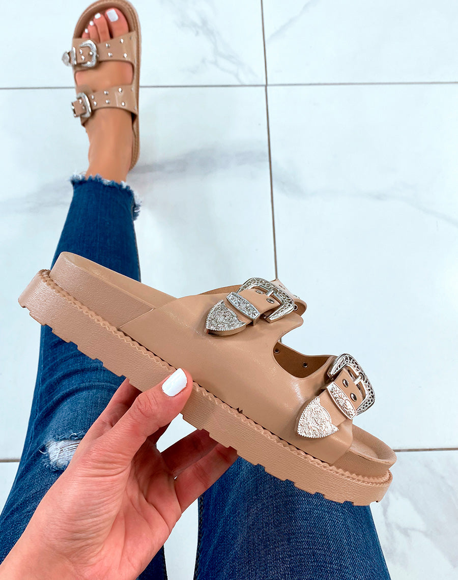 Mules beiges à double bride cloutées et fermoirs argentés