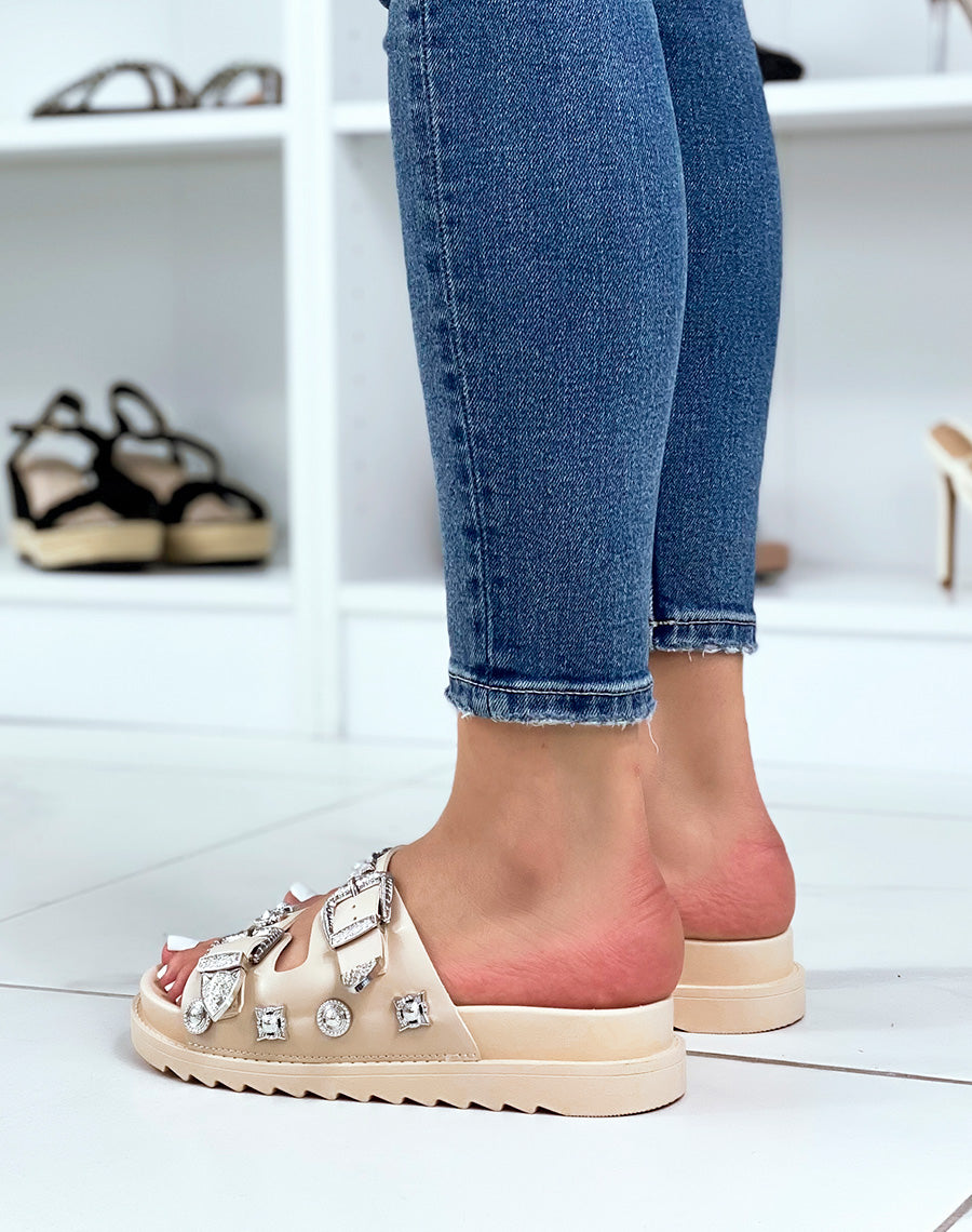 Mules beiges à double brides à bijoux argentés