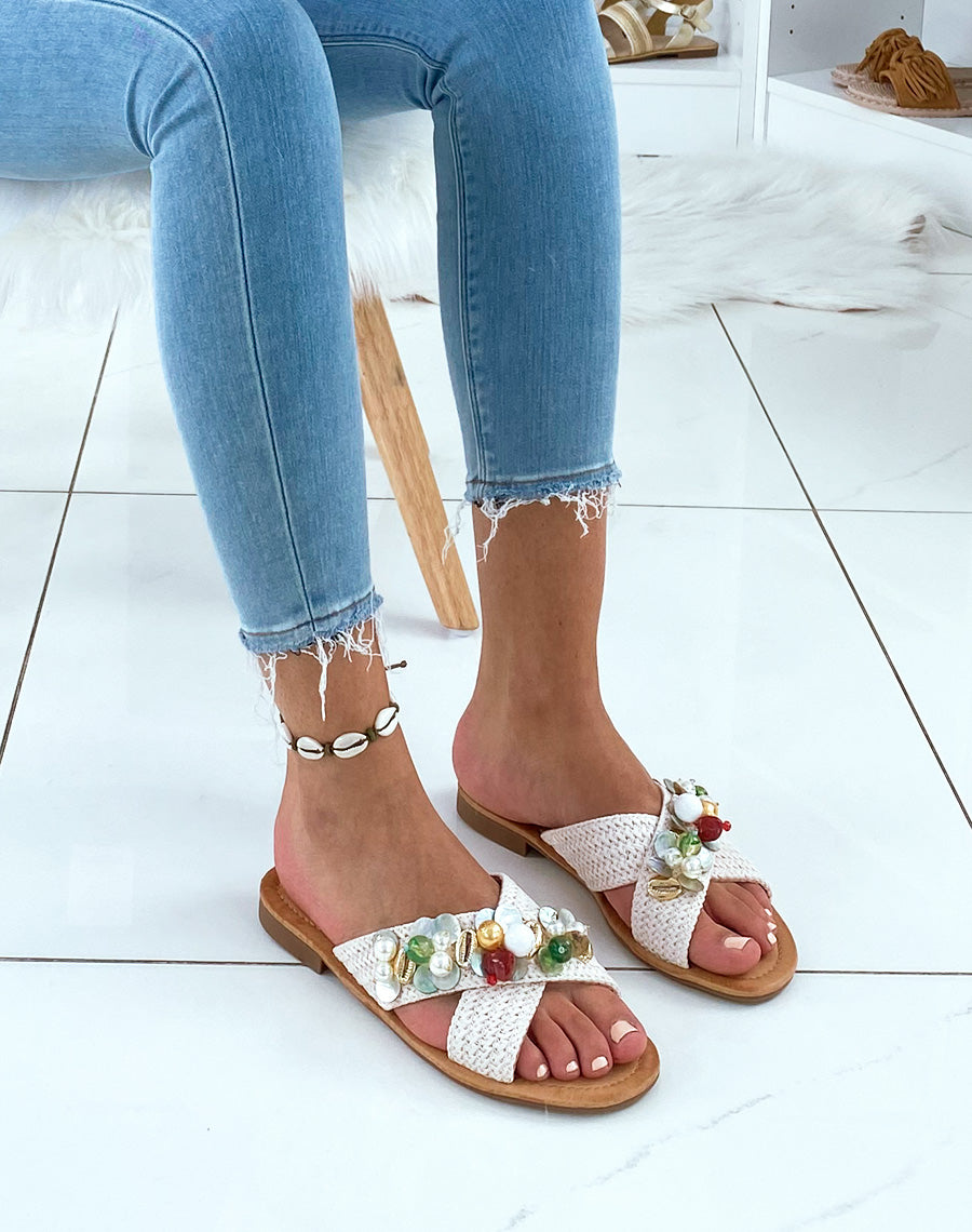 Mules beiges à double brides entrecroisées ornées de bijoux