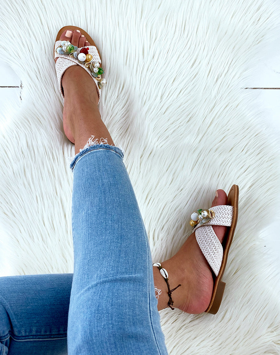 Mules beiges à double brides entrecroisées ornées de bijoux