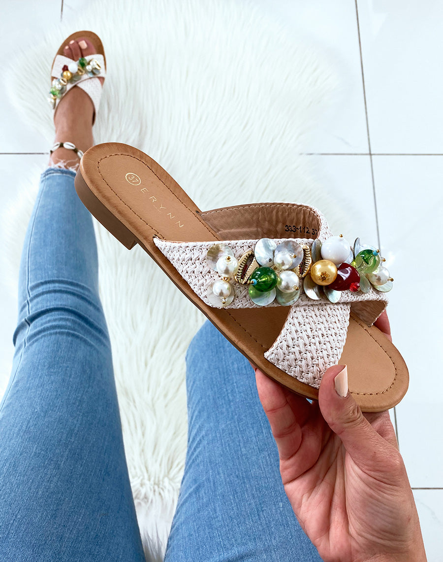 Mules beiges à double brides entrecroisées ornées de bijoux