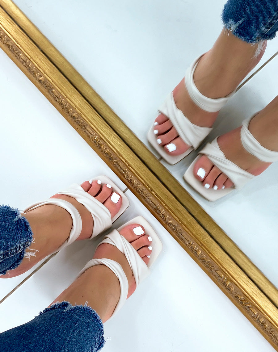 Mules beiges à doubles lanières