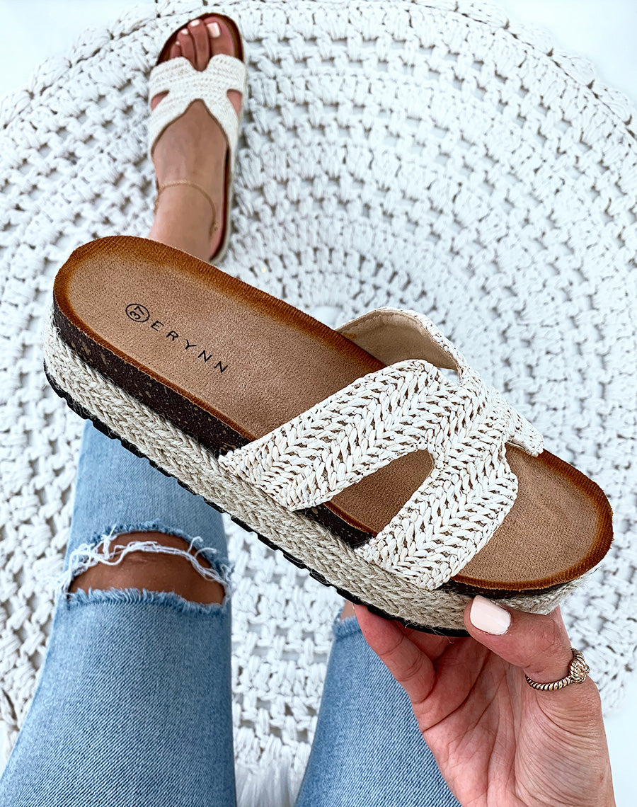 Mules beiges en raphia tressé