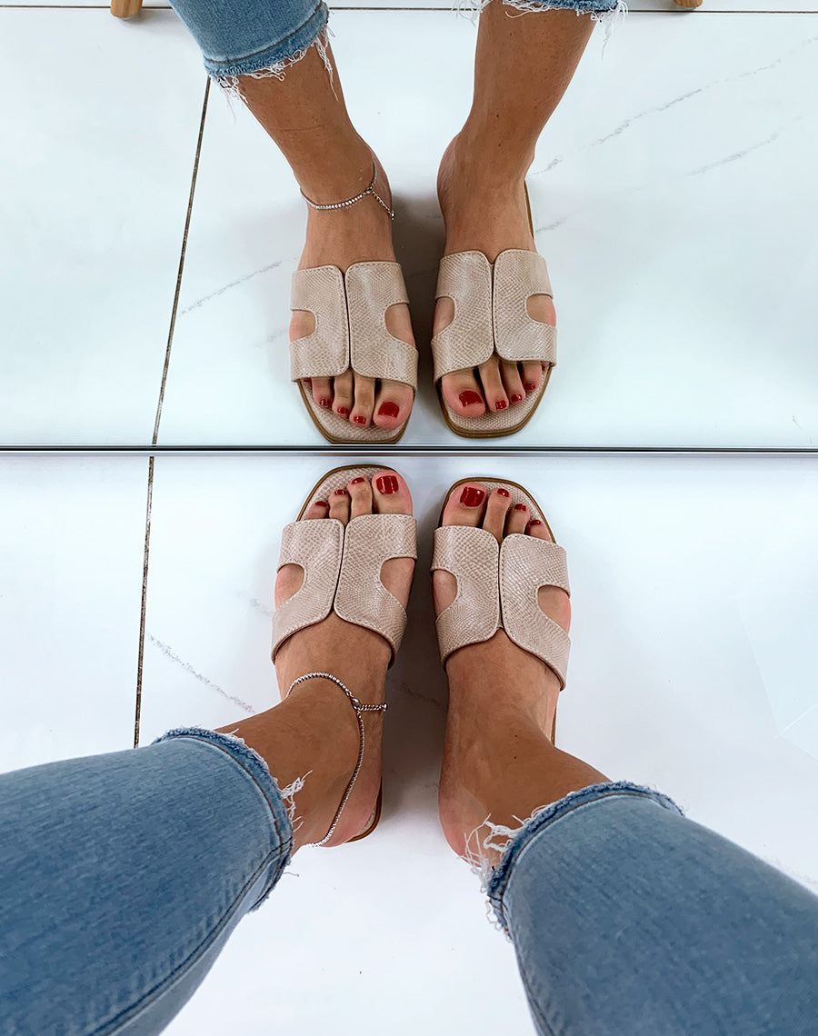 Mules beiges en similicuir effet python à large bride