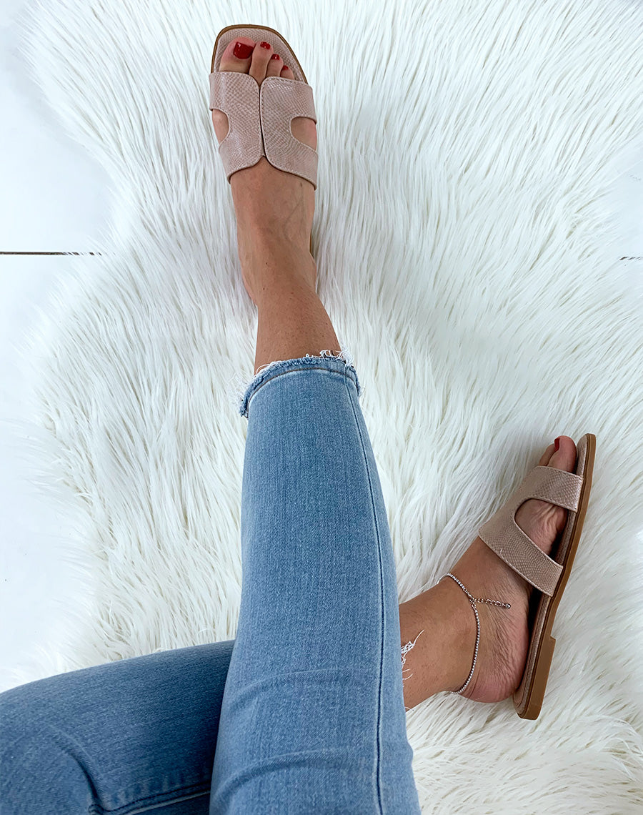 Mules beiges en similicuir effet python à large bride