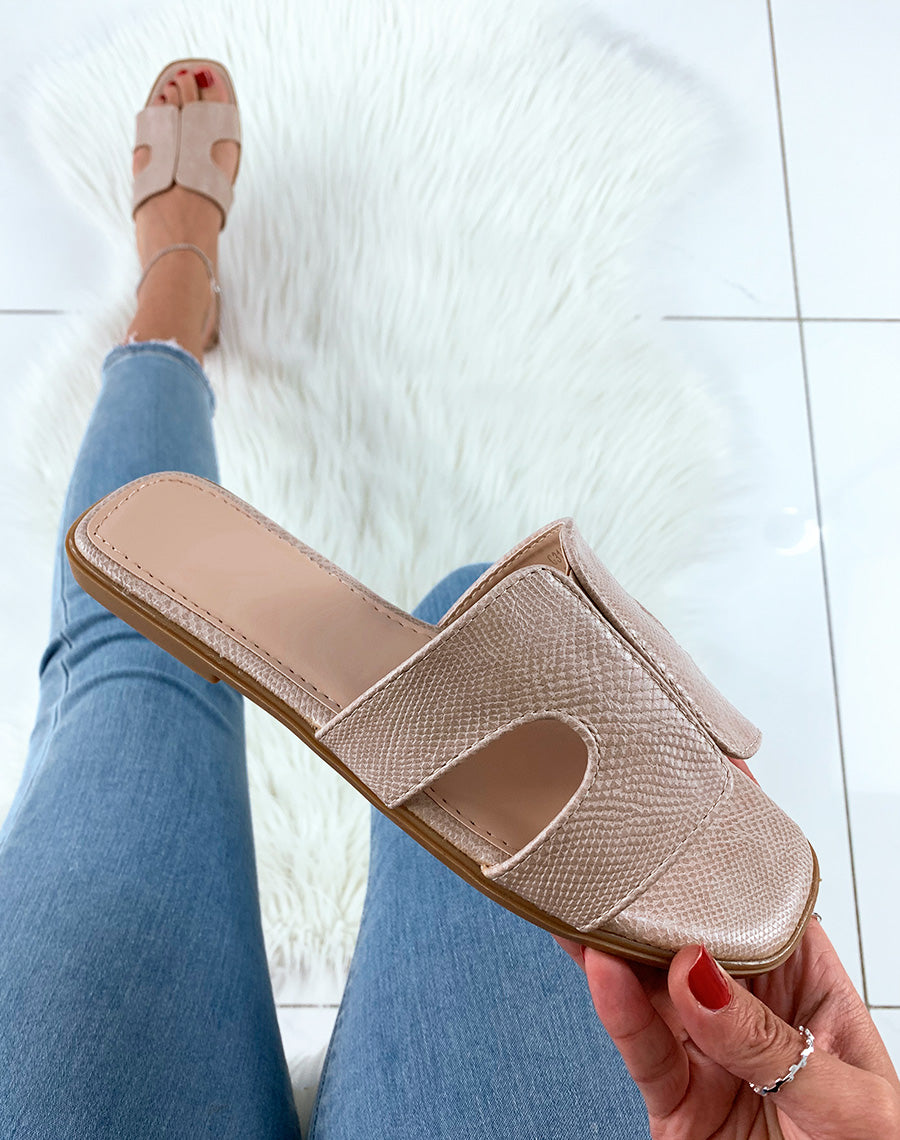 Mules beiges en similicuir effet python à large bride