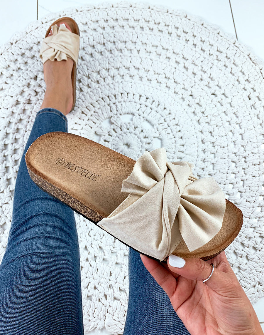 Mules beiges en suédine à gros nœud volant