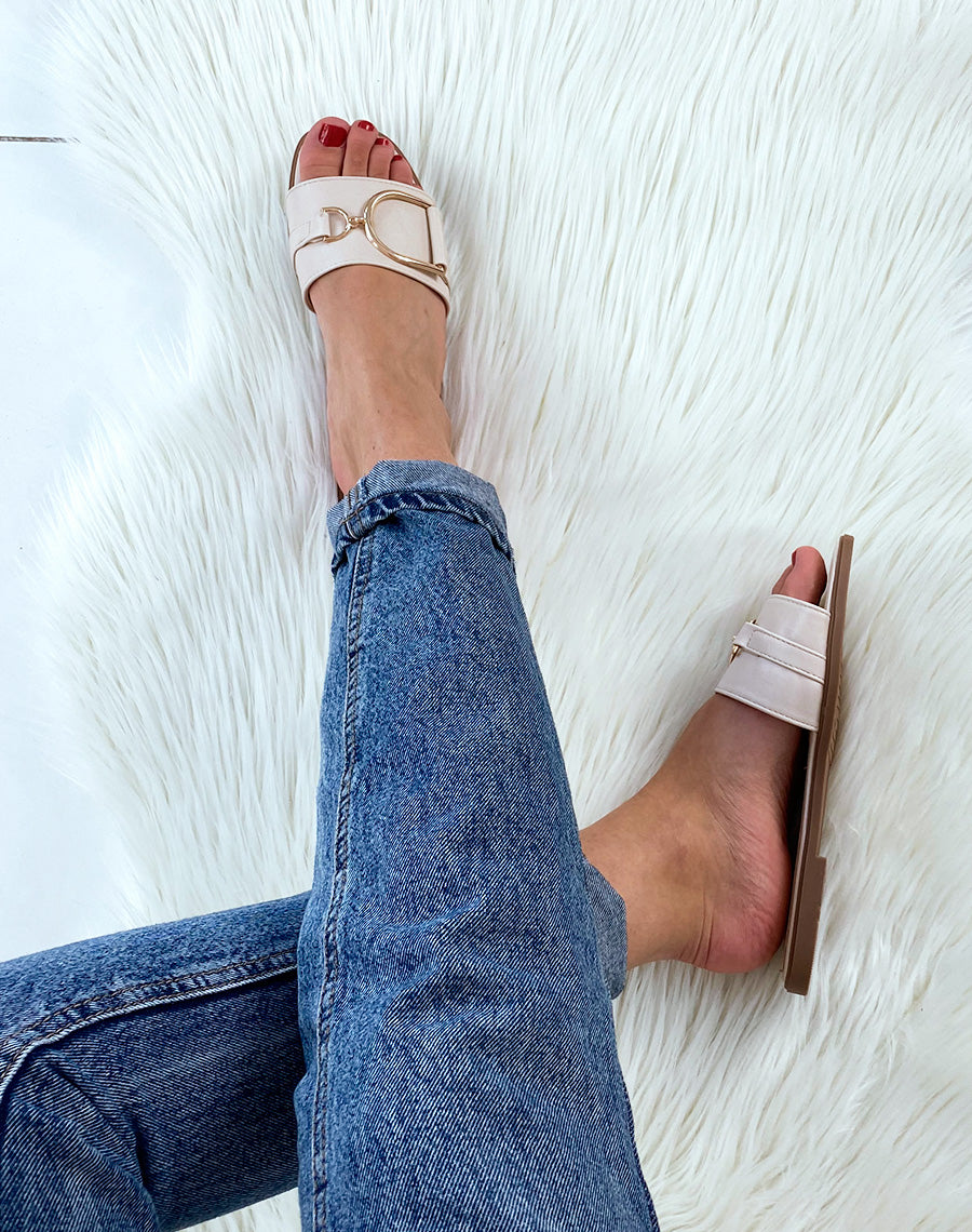 Mules beiges à grosses boucles