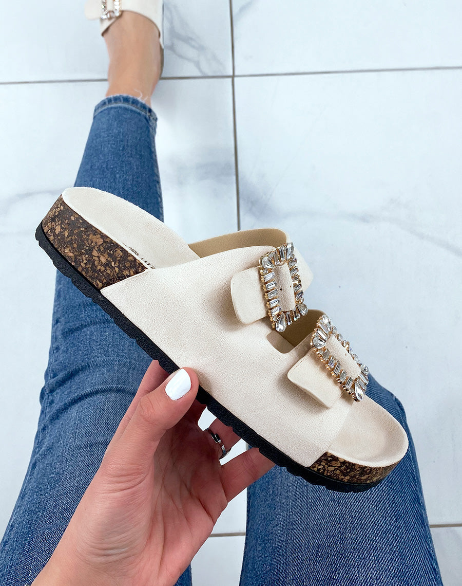 Mules beiges à lanières épaisses et bijoux à strass