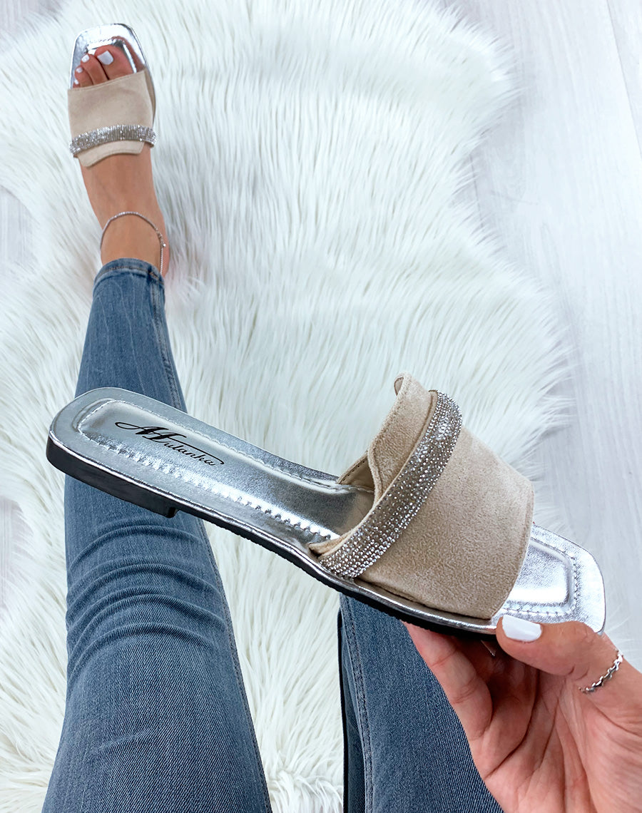 Mules beiges à lisérés pailletés