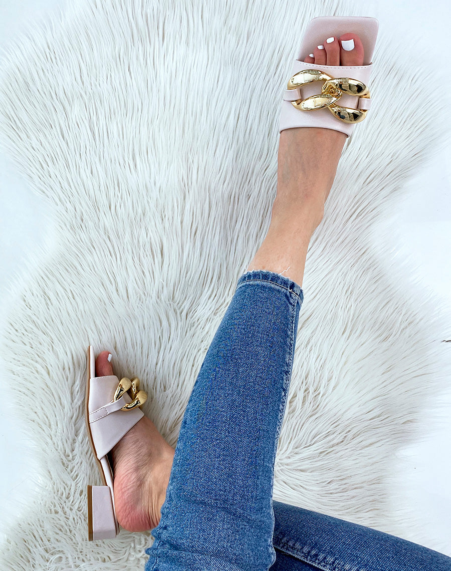 Mules beiges à petit talon et grosse chaîne