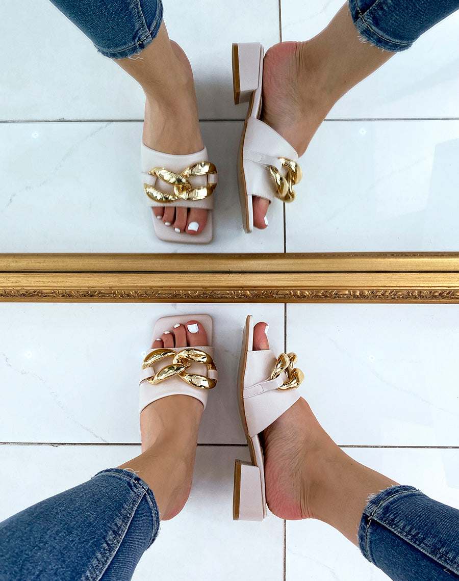 Mules beiges à petit talon et grosse chaîne