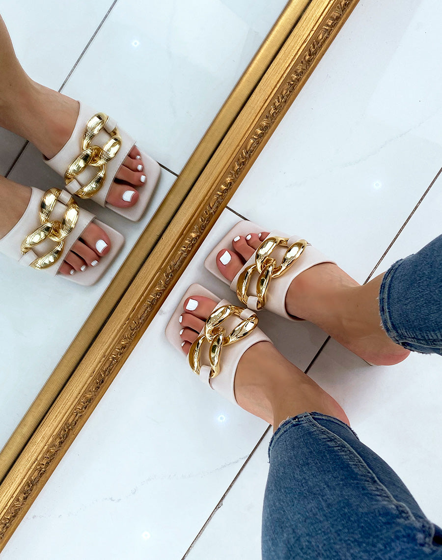 Mules beiges à petit talon et grosse chaîne