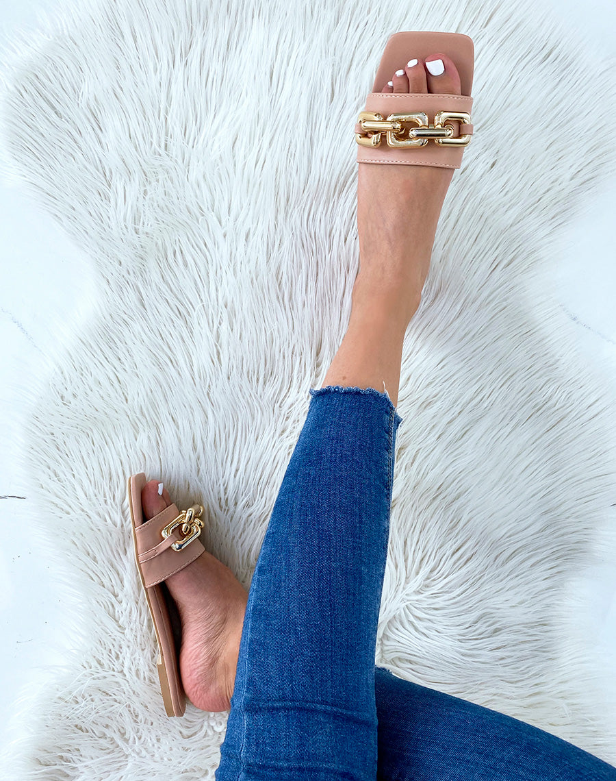 Mules beiges plates à grosse chaîne dorée et bout carré