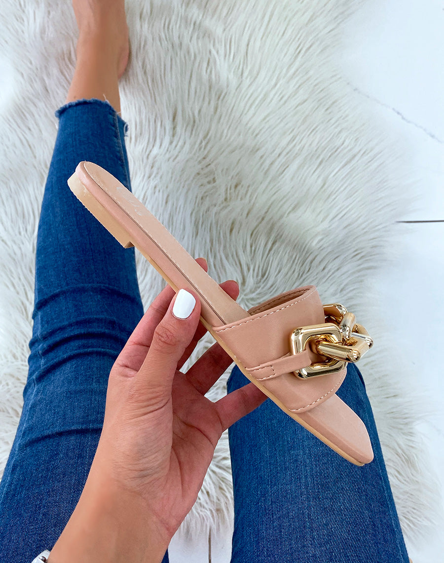 Mules beiges plates à grosse chaîne dorée et bout carré