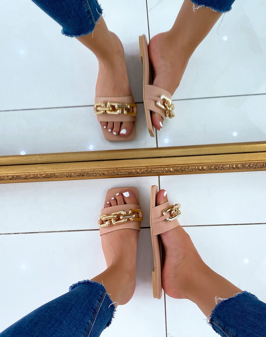 Mules beiges plates à grosse chaîne dorée et bout carré