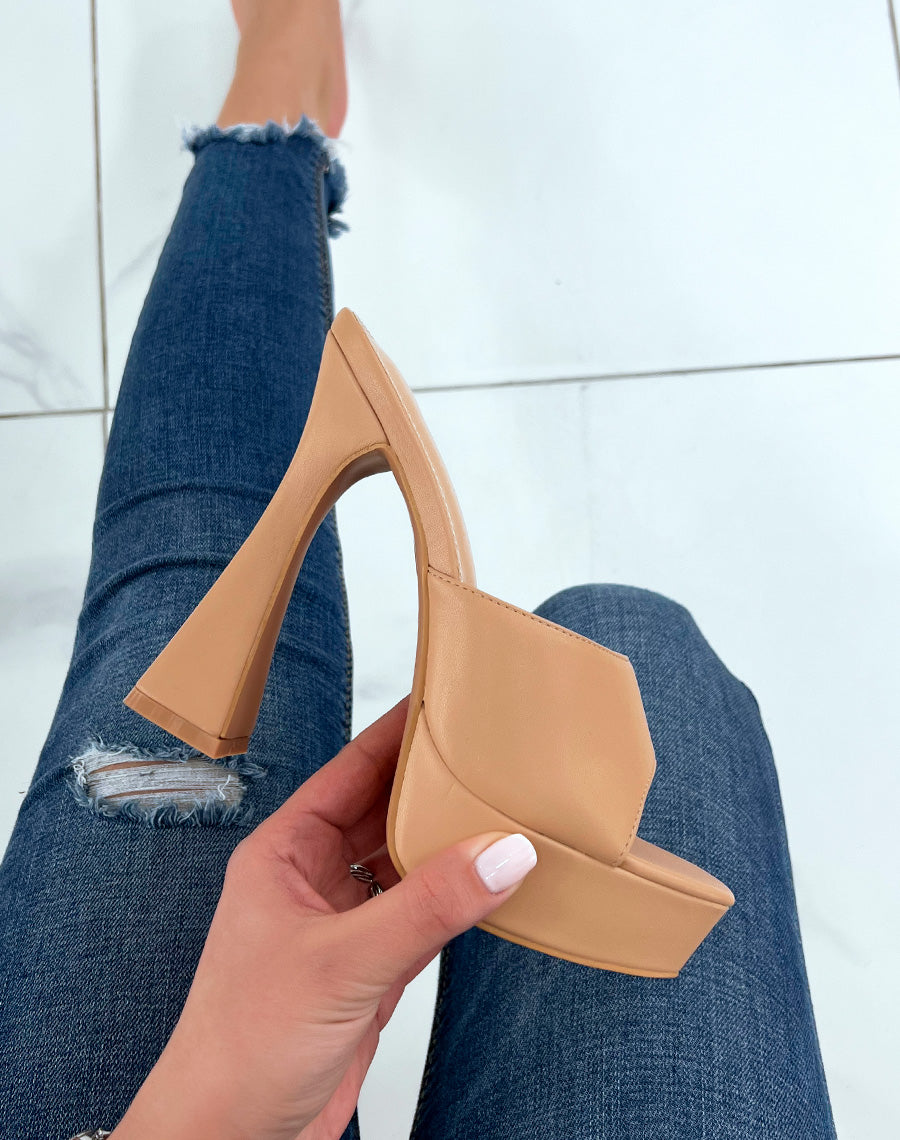 Mules beiges à talon biseauté et à plateforme