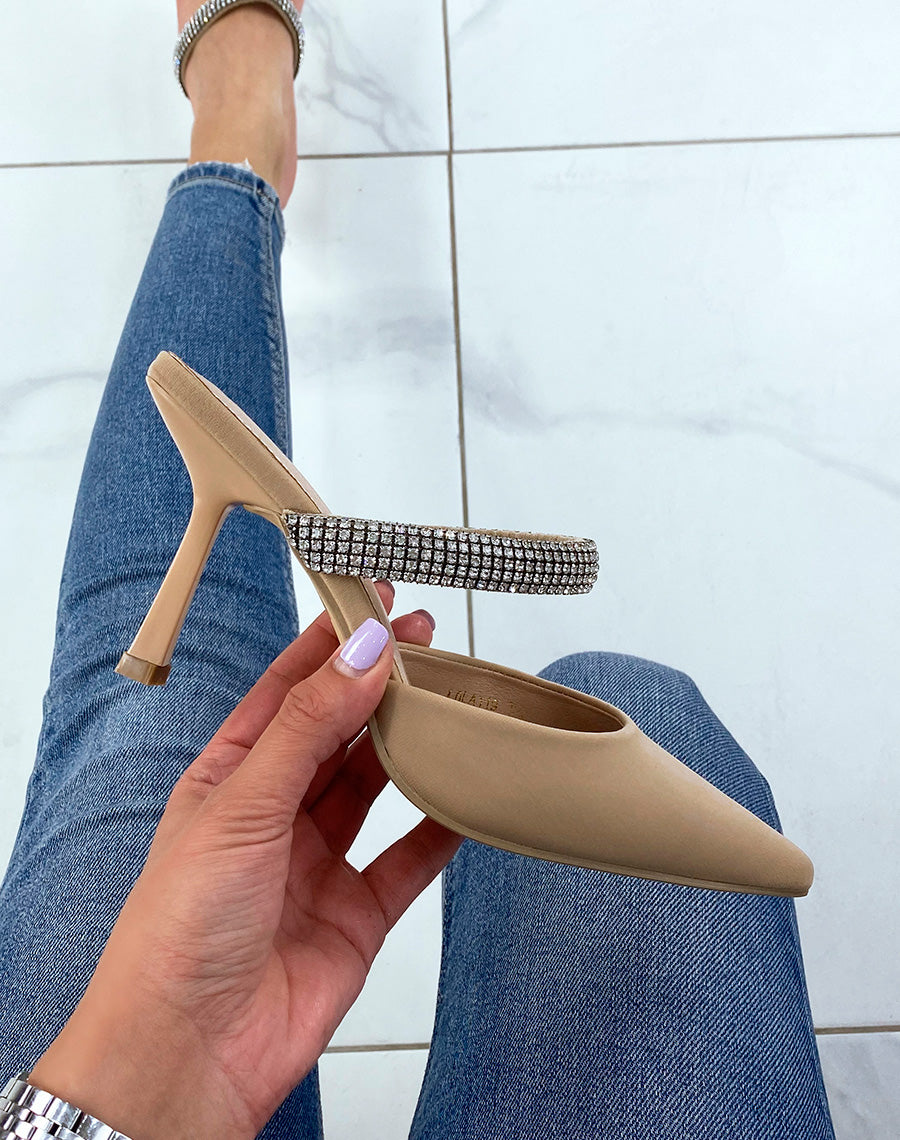 Mules beiges à talon bout pointu et lanière à strass