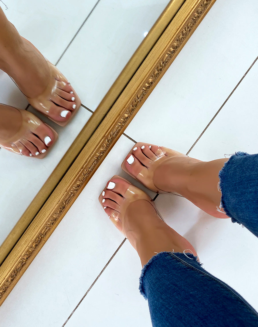 Mules beiges à talon carré et bride épaisse transparente