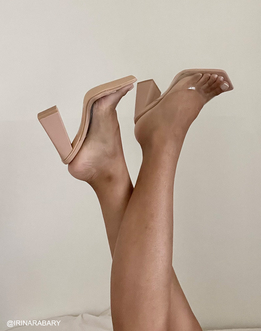 Mules beiges à talon carré et bride épaisse transparente