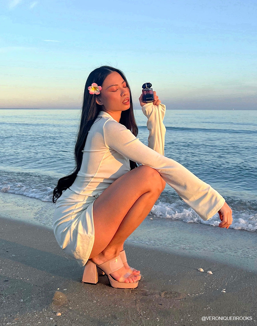 Mules beiges à talon épais à brides noires et transparentes