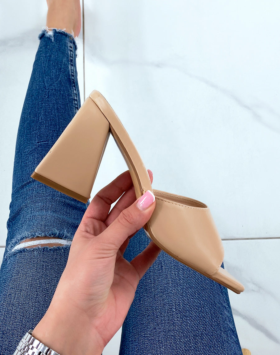 Mules beiges à talon triangulaire
