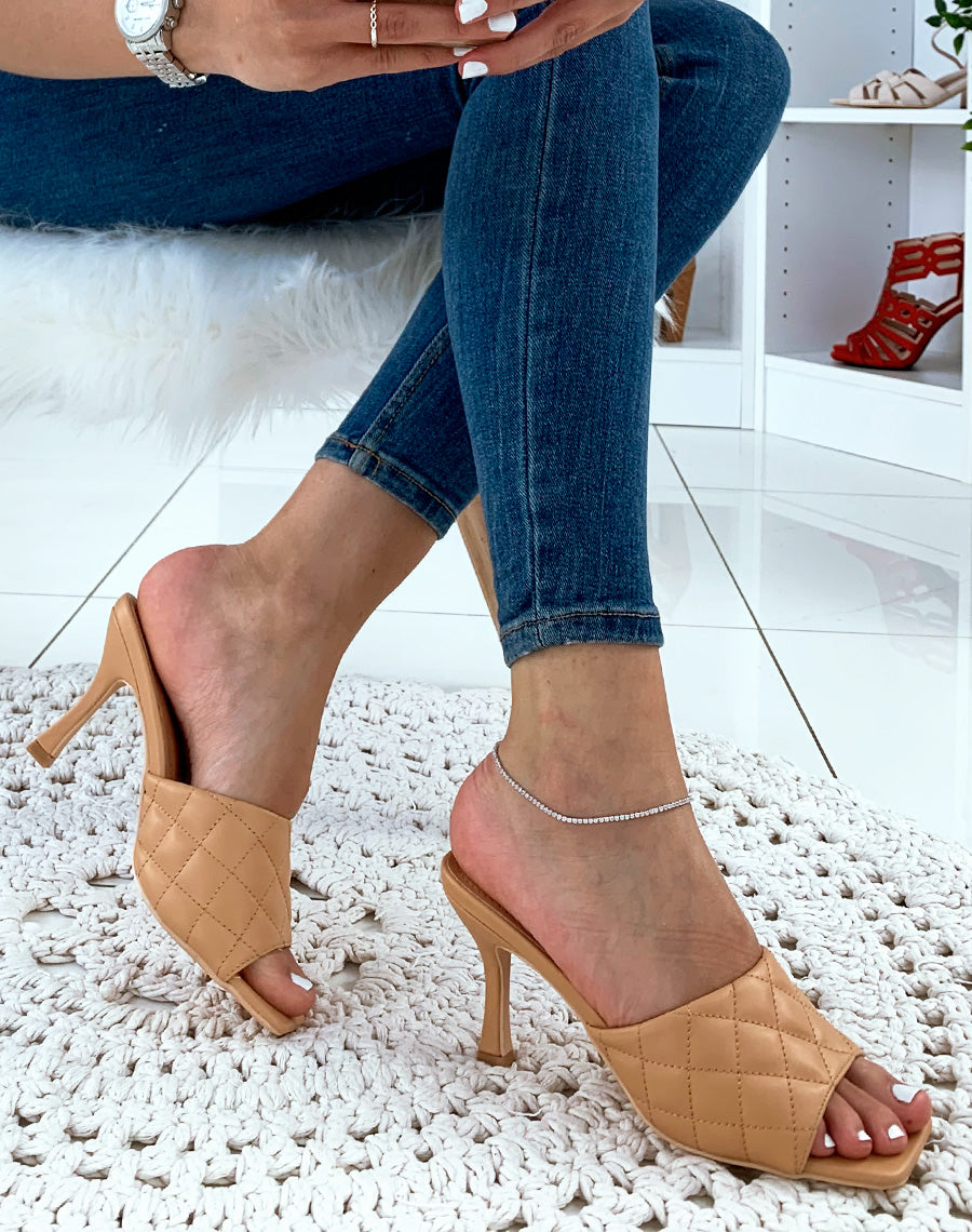 Mules beiges à talons et à larges brides matelassées