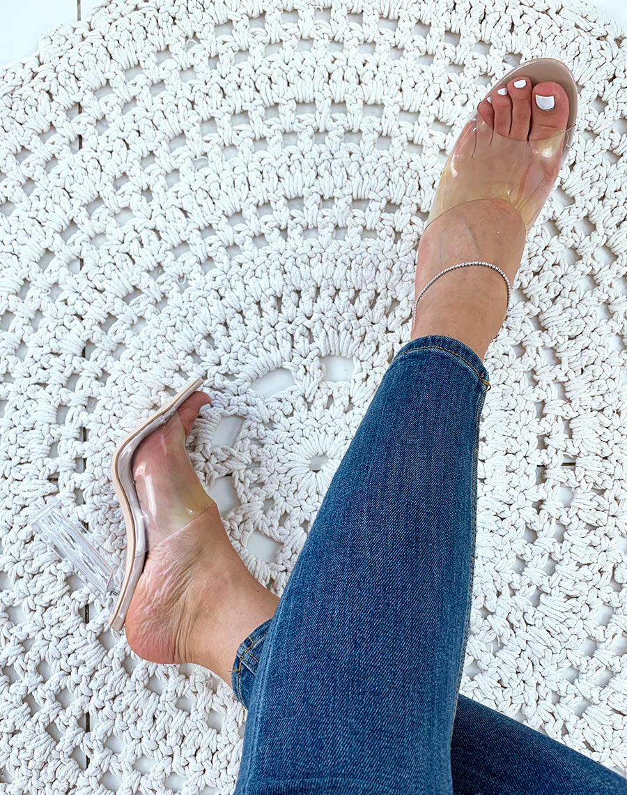 Mules beiges vernies à talons et larges brides transparents