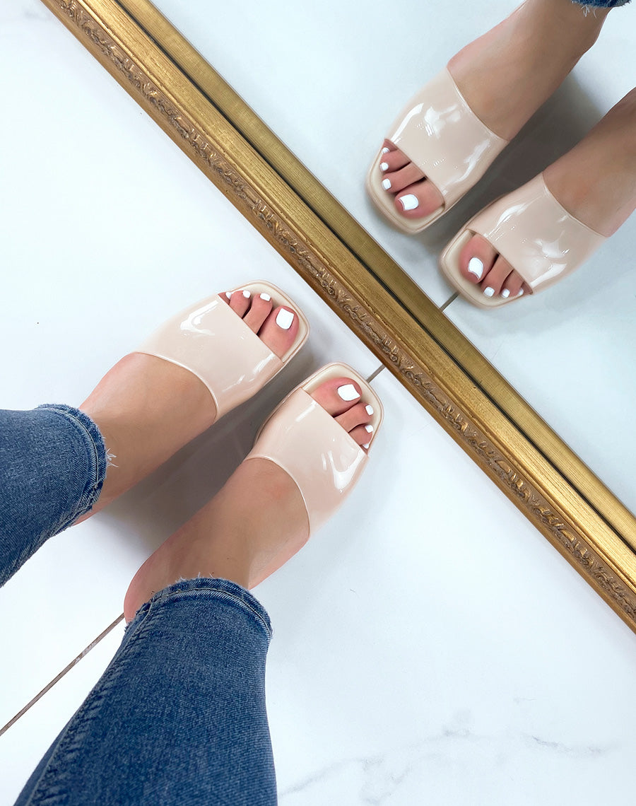 Mules beiges vernis à petit talon carré