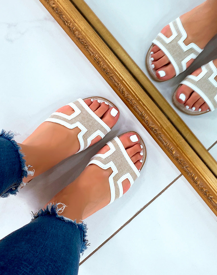 MULES BLANCHES BI-MATIÈRE ET FORME EN H