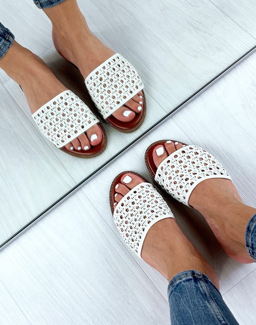 Mules blanches à brides tressées en similicuir