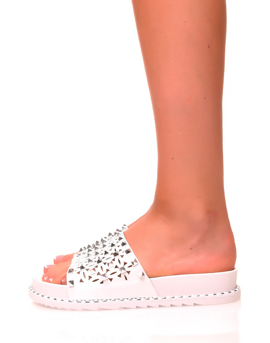 Mules blanches cloutées à semelles crantées