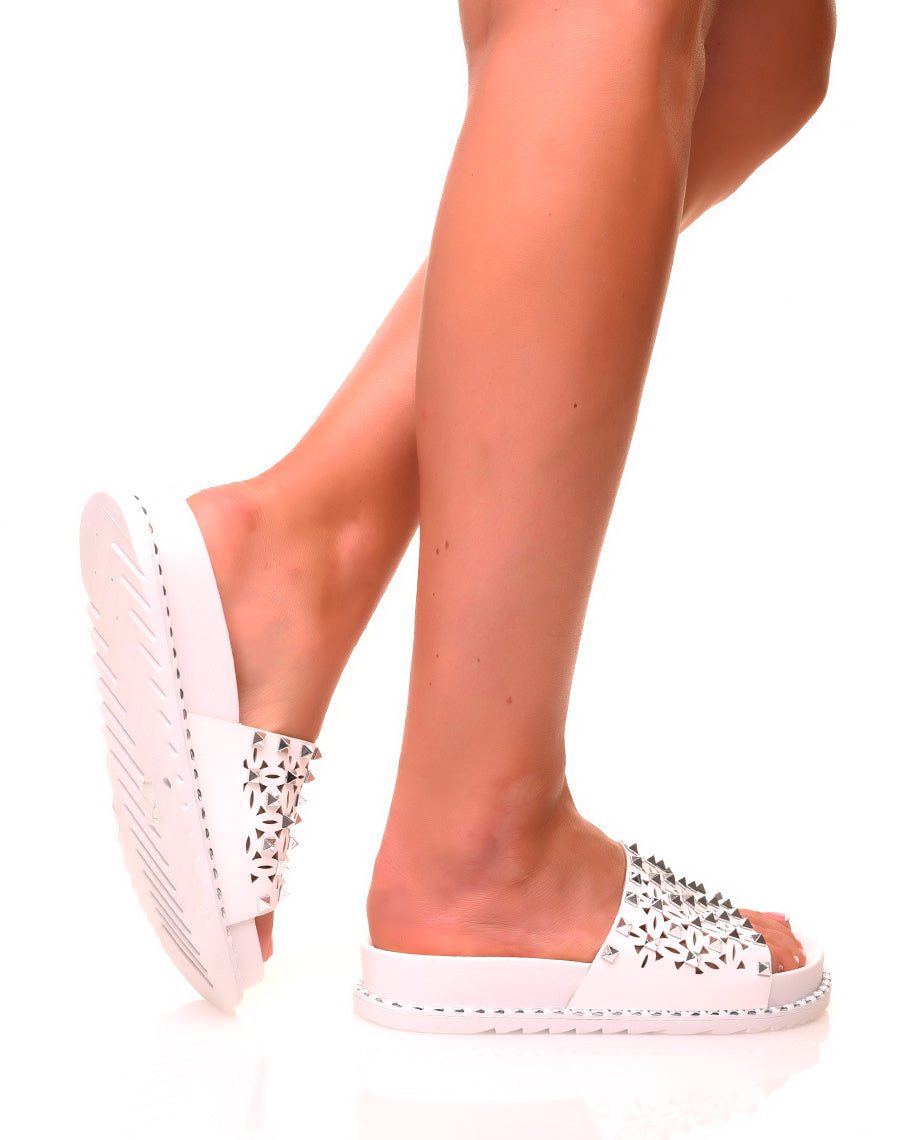 Mules blanches cloutées à semelles crantées
