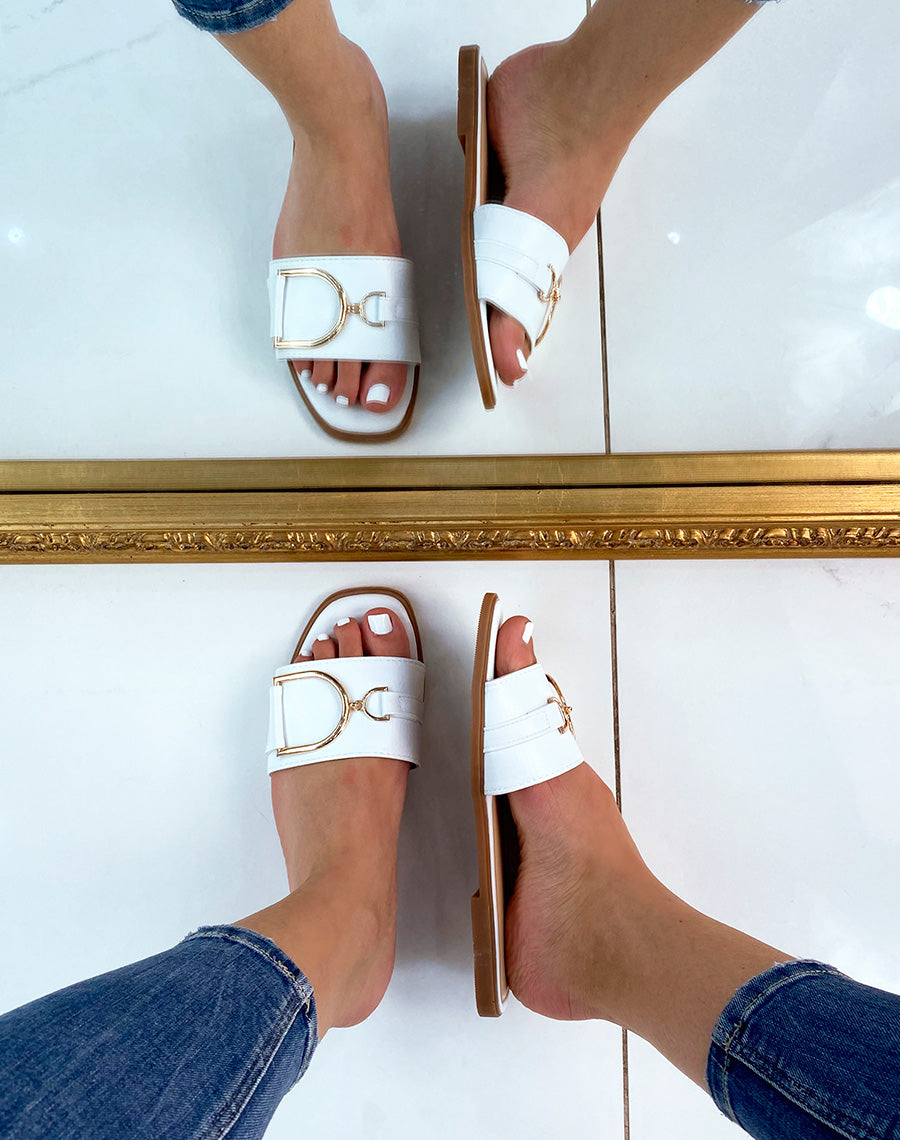 Mules blanches à détail doré