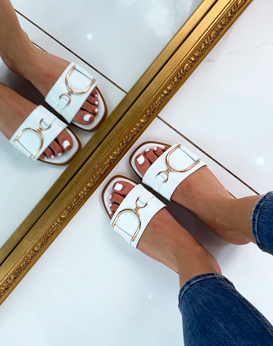 Mules blanches à détail doré