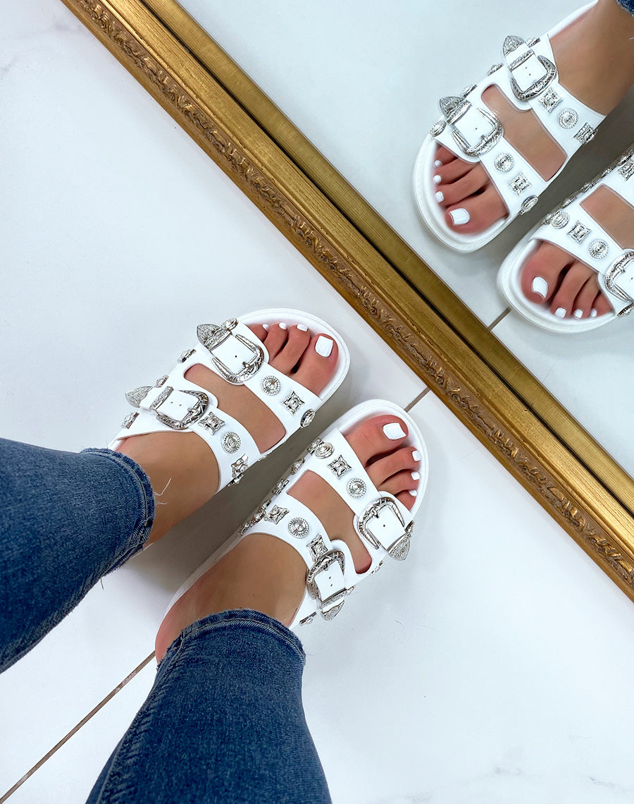 Mules blanches à double brides à bijoux argentés