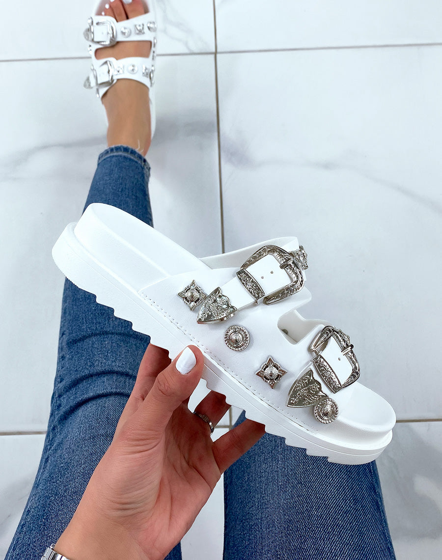 Mules blanches à double brides à bijoux argentés