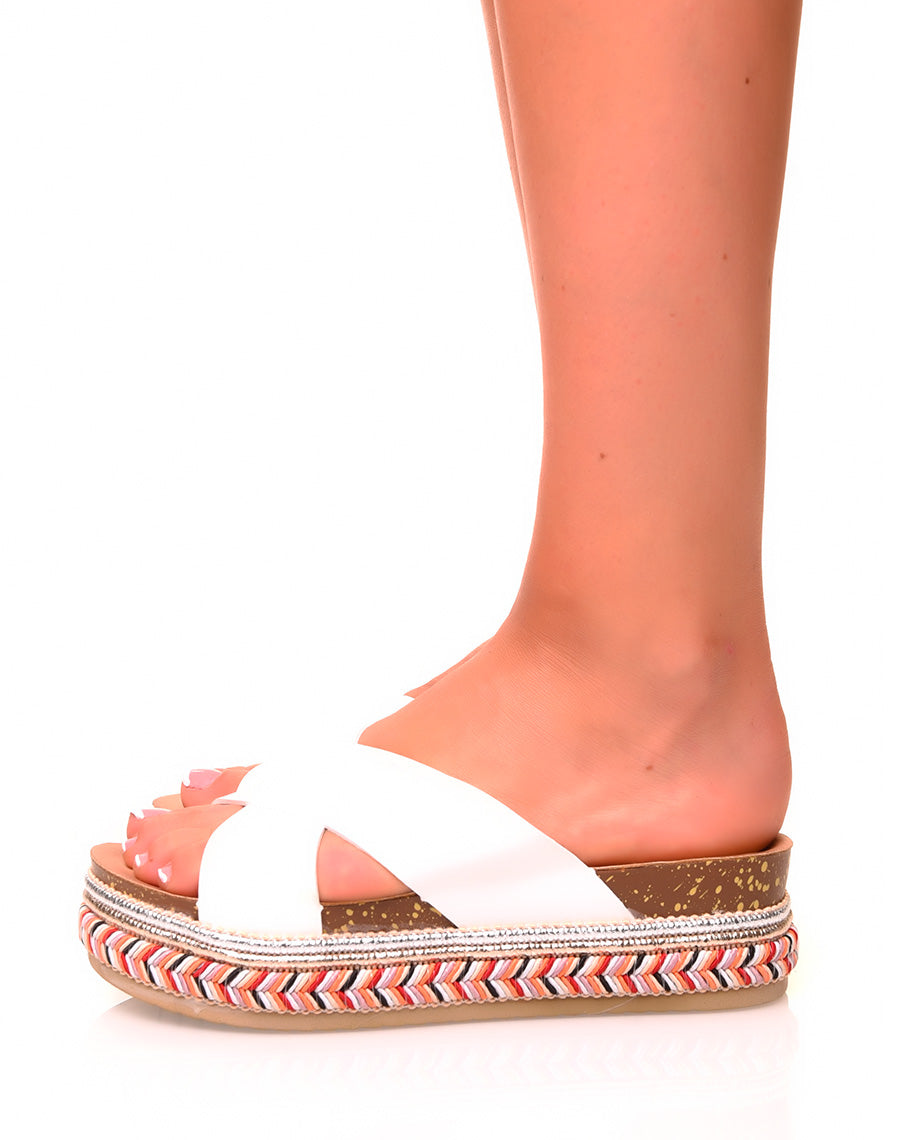 Mules blanches à doubles brides croisées et semelles tressées