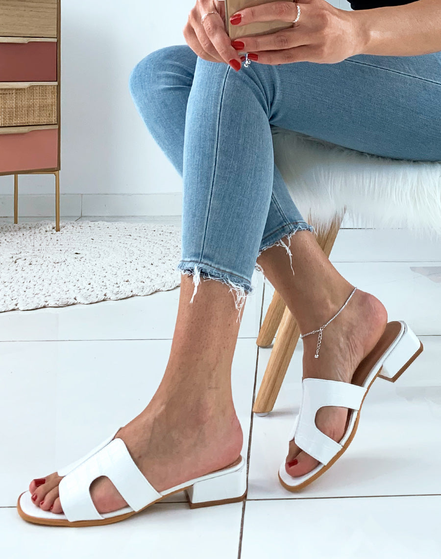Mules blanches effet croco à larges brides et petits talons