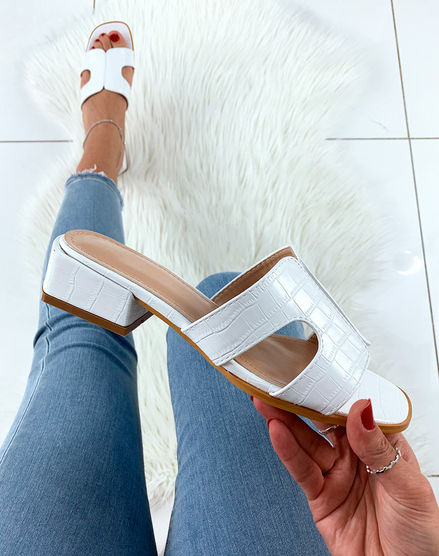Mules blanches effet croco à larges brides et petits talons