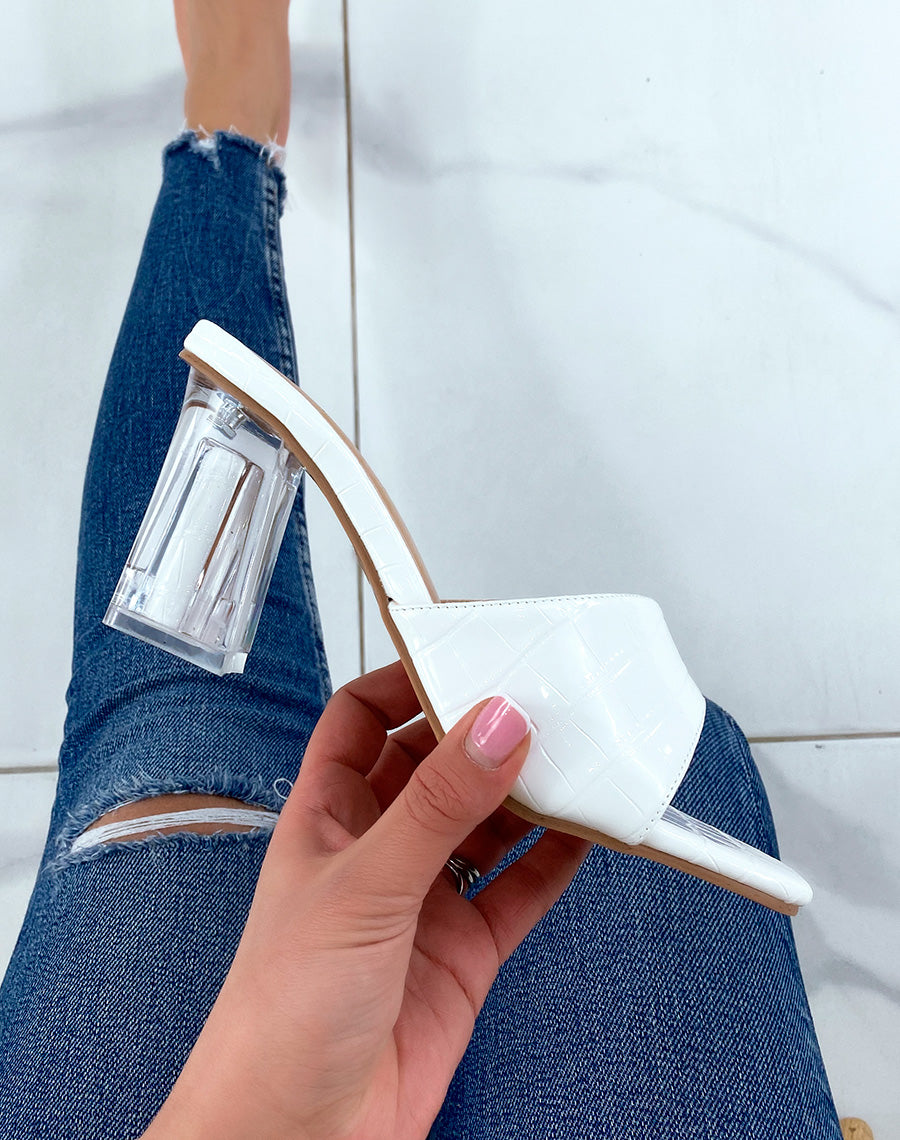 Mules blanches effet croco à talon transparent carré